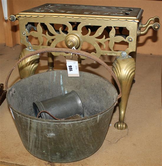 Brass footman, copper pots and tankards(-)